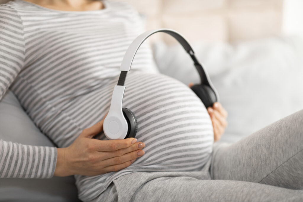 Przyszła mama z słuchawkami na brzuchu