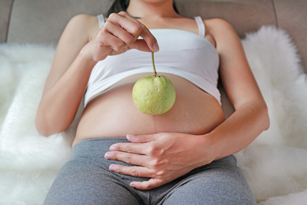 Przyszła mama leży na łóżku w sypialni