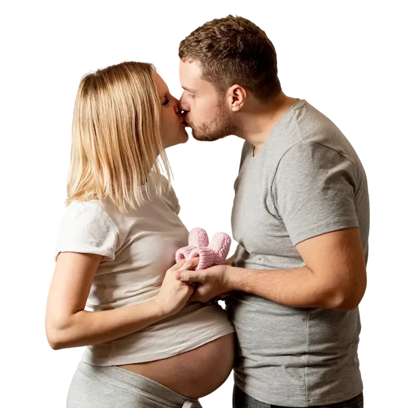 Przyszły tata całujący swoją ciężarną partnerkę