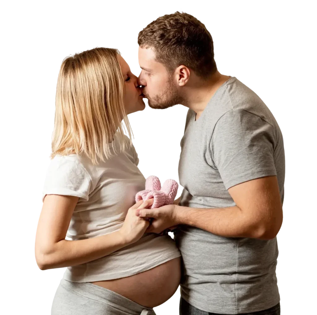 Przyszły tata całujący swoją ciężarną partnerkę