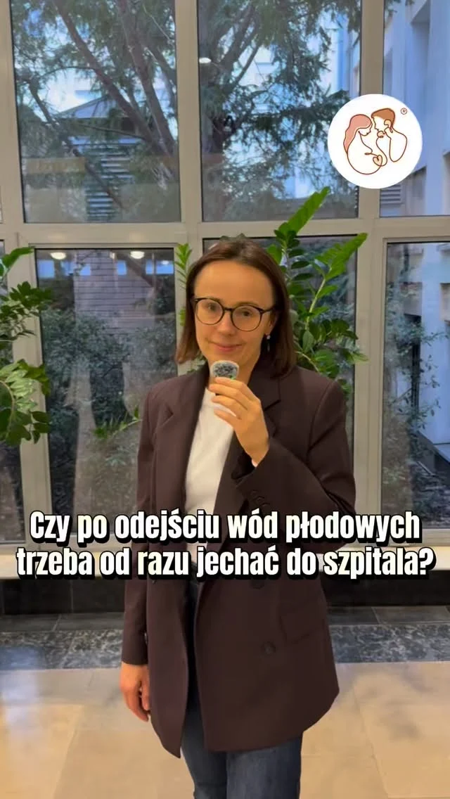 Nie wiesz, jak zachować się po odejściu wód płodowych? 🤰🏼Ginekolog dr n. med. Małgorzata Siergiej wyjaśnia, w jakich przypadkach nie odwlekać pojechania do szpitala 🏥
#halobrzuszek #ciąża #poród #wodypłodowe
